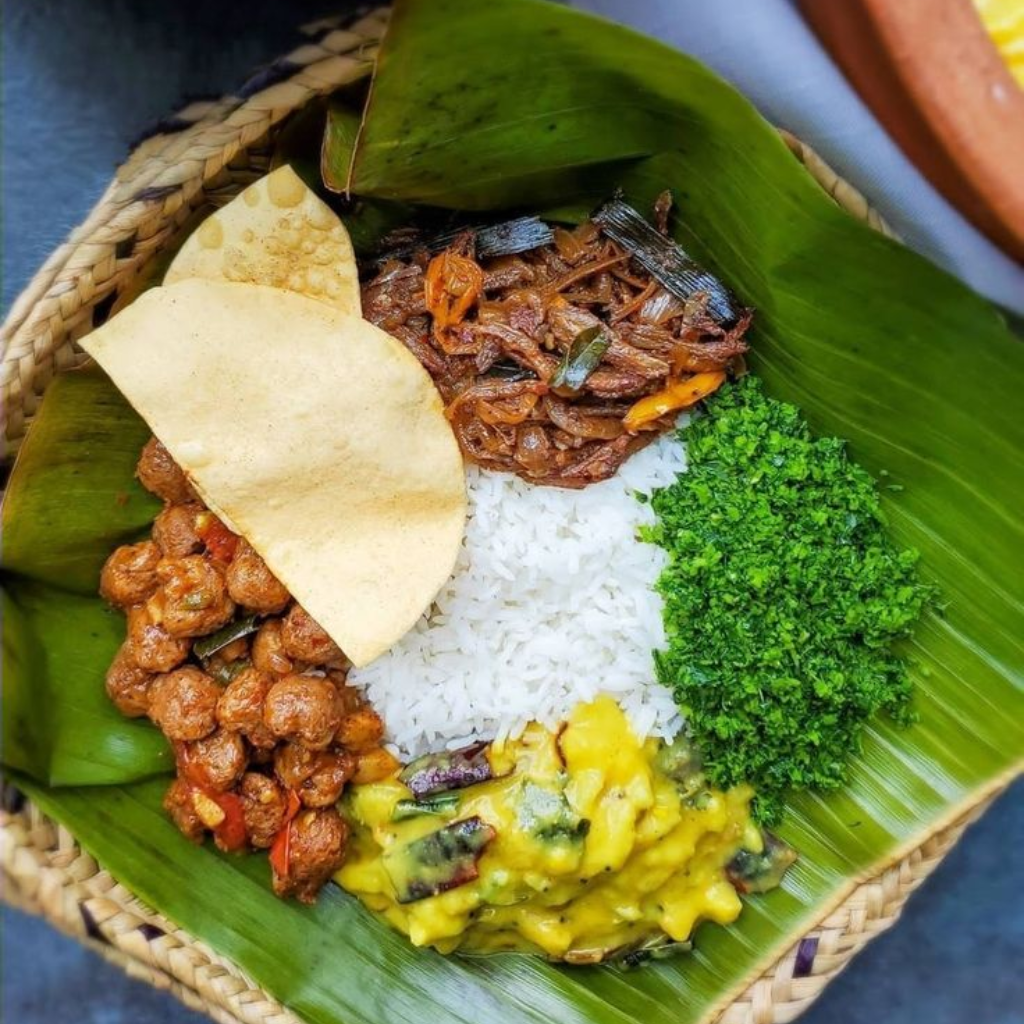 Sri Lankan Vegitable Rice & Curry Wrapped with Banana Leaf (Vegan) 🟢